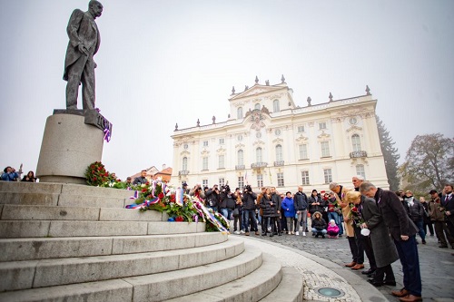 Senátoři v Praze dnes vzdali u příležitosti výročí republiky hold soše Tomáše Garrigue Masaryka
